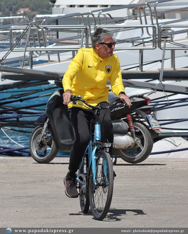 Nίκος Ευαγγελάτος | Ποδηλατάδα στις Σπέτσες με αθλητικό look