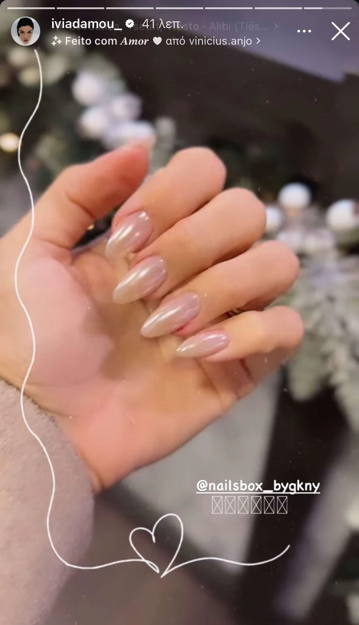 Η Ήβη Αδάμου με glazed donut nails, την πιο εντυπωσιακή εκδοχή των nude νυχιών