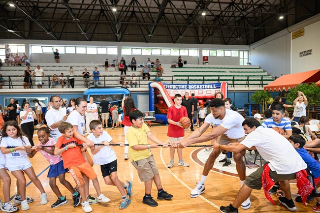 Η οικογένεια Αντετοκούνμπο και το Charles Antetokounmpo Family Foundation στηρίζει τις οικονομικά ευάλωτες οικογένειες