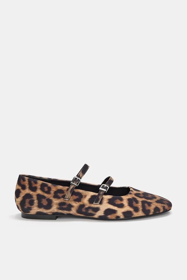 Αυτές οι leopard μπαλαρίνες από την Pull & Bear κοστίζουν 25,99 € και θα δώσουν μια μοντέρνα πινελιά στις εμφανίσεις σου