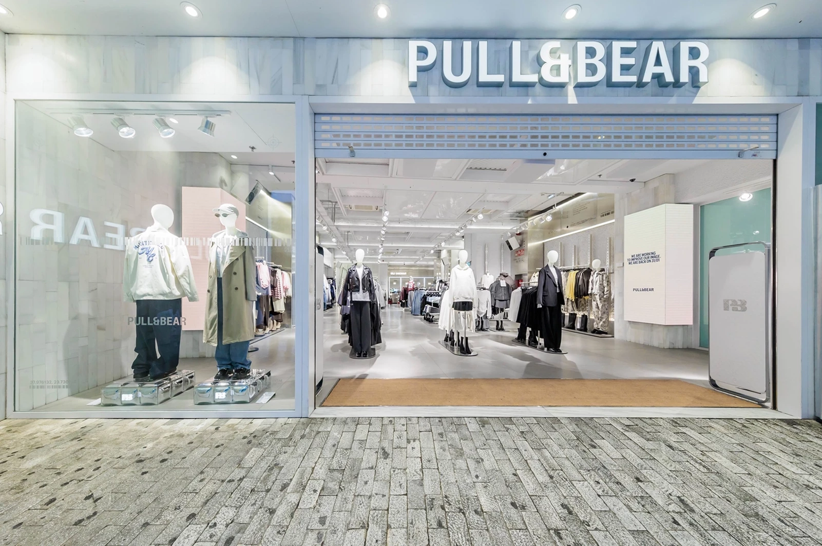 Η Pull&Bear επαναλειτουργεί το flagship κατάστημά της στην Αθήνα