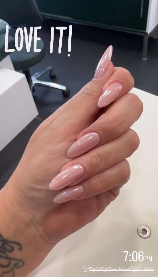 Το αγαπημένο nail trend των Ελληνίδων celebrities ταιριάζει τέλεια τόσο σε μακριά, όσο και σε κοντά νύχια