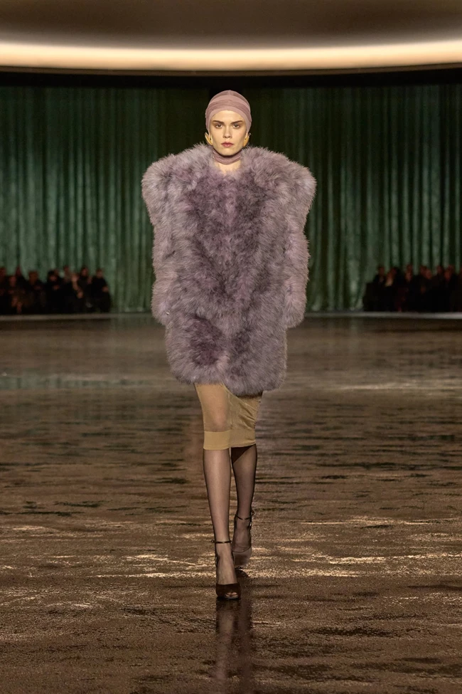 8 faux fur πανωφόρια για μια extravagant πινελιά στα outfits των επόμενων μηνών