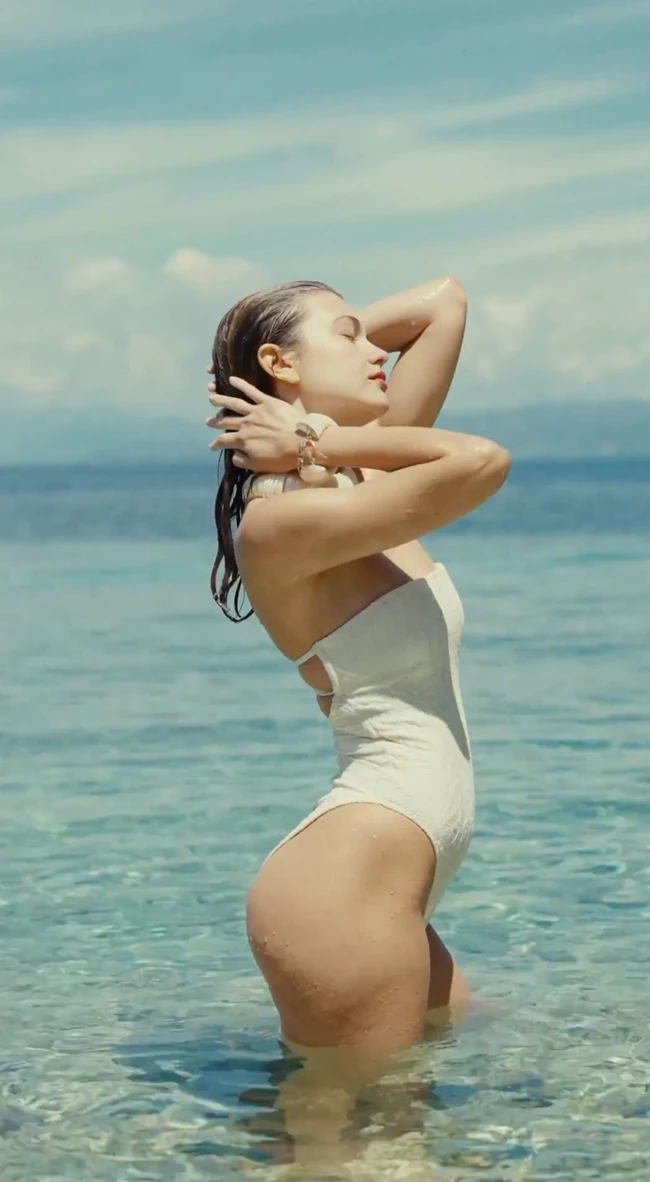 Πώς θα αναβαθμίσεις τα beach looks σου; Η Κλέλια Ανδριολάτου φόρεσε τα ιδανικά H&M αξεσουάρ