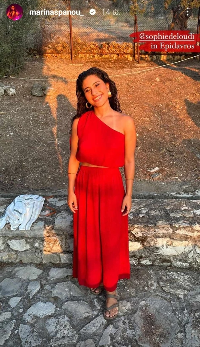 Η Μαρίνα Σπανού με total red look στην Επίδαυρο