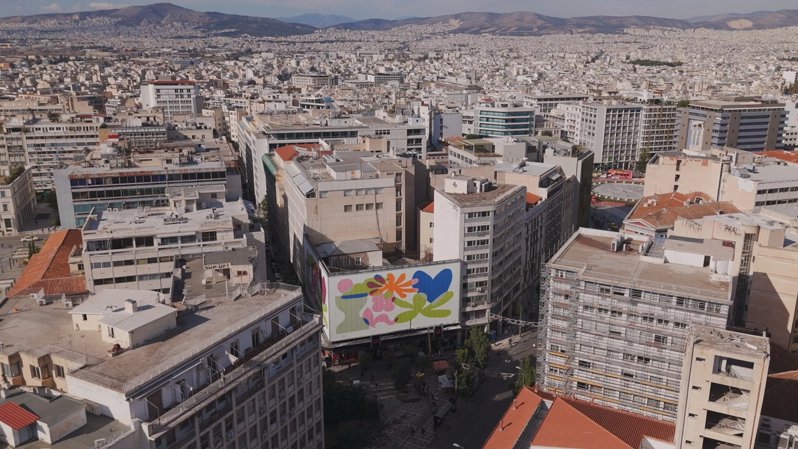 Ζωγραφίζοντας το μέλλον | Η νέα πρόσοψη του πολυκαταστήματος notos δίνει πολύχρωμο παλμό στην πόλη