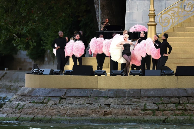 Η σαγνευτική εμφάνιση της Lady Gaga στην έναρξη των Ολυμπιακών Αγώνων | Το μαύρο bustier και η φούστα με τα ροζ φτερά