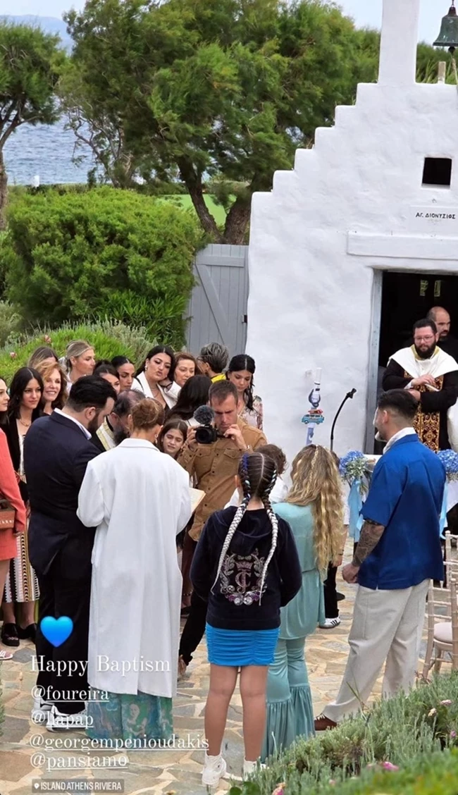 Ελένη Φουρέιρα | 'Εγινε νονά φορώντας το πιο εντυπωσιακό φόρεμα