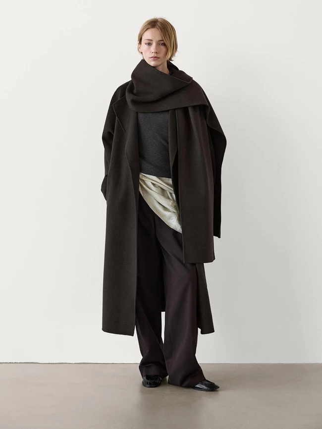 Αυτό το scarf coat από τη Massimo Dutti είναι το ιδανικό κομμάτι για να ακολουθήσεις μια από τις πιο δυνατές τάσεις της σεζόν