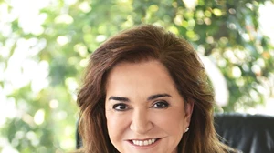 Η Ντόρα Μπακογιάννη χαμογελαστή σε σπάνια δημόσια εμφάνιση με τον σύζυγό της