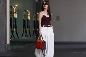 Αυτό το λινό midi φόρεμα από τα Marks & Spencer συνδυάζει τη διαχρονικότητα του ασπρόμαυρου με την άνεση για την καθημερινότητα