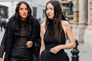 Αυτό το λευκό πουκάμισο με βολάν από τη Zara θα σε κάνει να μοιάζεις με κομψό French girl