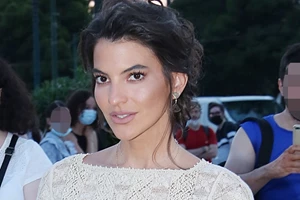 Ημιδιάφανο τοπ και mini φούστα με πέρλες | Το βραδινό look που φόρεσε η Δήμητρα Κούστα - εικόνα 2