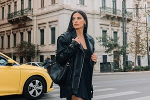 Η καμπαρντίνα που θα φοράς αυτήν την άνοιξη έχει denim υφή και ταιριάζει με όλα σου τα ρούχα - εικόνα 2