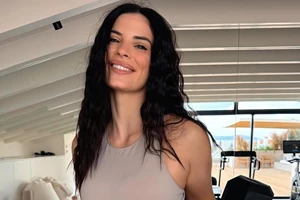 Χριστίνα Μπόμπα | Το two-piece σύνολό της από ελληνικό brand έχει το πιο fashionable πατρόν και μοτίβο για το καλοκαίρι - εικόνα 2