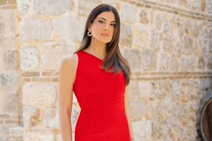 Σταματίνα Τσιμτσιλή | Το λευκό κοστούμι της με vest top από την Pink Woman είναι η τέλεια επιλογή για κομψές πασχαλινές εμφανίσεις