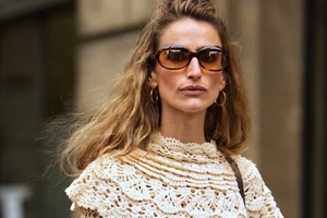 Η Τόνια Σωτηροπούλου όπως δεν την έχουμε ξαναδεί | Το τολμηρό a la garçon κούρεμα και η rock λεπτομέρεια που ξεχώρισε