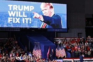 Melania Trump | Η εμφάνιση με ταγέρ στο πλευρό του Donald Trump στην πρώτη του ομιλία μετά τις εκλογές - εικόνα 3