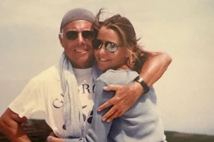 Σοφία Καρβέλα | Η φωτογραφία από το παρελθόν με τον Giorgio Armani που δημοσίευσε ο Δημήτρης Αργυρόπουλος