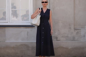 Αυτό το λινό φόρεμα από τη Massimo Dutti είναι στο χρώμα που αξίζει μια θέση στο καλοκαιρινό σου στιλ