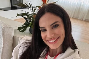 Χριστίνα Μπόμπα | Με oversized leather jacket στη ζεστή απόχρωση που χρειάζεσαι στη συλλογή σου