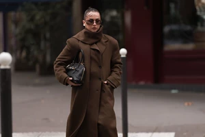 Αυτό το butter yellow ημίπαλτο από τη Stradivarius θα δώσει ανοιξιάτικη πινελιά στις εμφανίσεις σου με μόλις 39,99 €