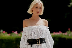 Ολυμπία Γλύξμπουργκ | Το look της είναι μια ιδανική πρόταση αν είσαι καλεσμένη σε έναν χειμερινό γάμο