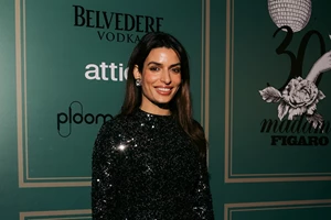 Τόνια Σωτηροπούλου | Με τονισμένο βλέμμα και nude lips σε μακιγιάζ-φόρο τιμής στη δεκαετία του ‘90