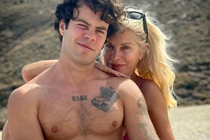 Με σορτσάκι και πολύχρωμο πλεκτό η 10χρονη Μαρίνα | Η Ελένη Μενεγάκη με την κόρη της στην Κηφισιά - εικόνα 5