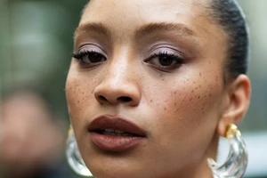 Μέχρι 15 ευρώ | Τα οικονομικά υγρά ρουζ που δεν θα βγουν από το νεσεσέρ σου την άνοιξη - εικόνα 2