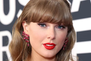 Ευγενία Σαμαρά | Με το θηλυκό κραγιόν που αξίζει να φορέσεις την Ημέρα του Αγίου Βαλεντίνου