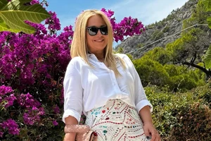 Η Νάνσυ Ζαμπέτογλου με την κολακευτική μοβ βερμούδα από Marks & Spencer που δεν θα σταματήσεις να φοράς όλο το καλοκαίρι