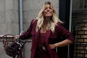 Ο φθινοπωρινός τρόπος για να φορέσεις ένα λευκό κοστούμι σύμφωνα με τη Βάσια Κωσταρά