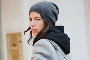 Τζένη Μελιτά | Με τα σωστά δερμάτινα αξεσουάρ για να αναδείξεις ένα floral φόρεμα σε earthy τόνους