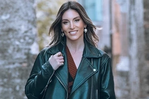 Η Νάνσυ Ζαμπέτογλου μπροστά από το χριστουγεννιάτικο δέντρο | "Εσείς στολίσατε;" - εικόνα 2