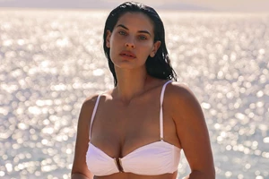 Το καλοκαιρινό στιλ της Χριστίνας Μπόμπα | Τα κομμάτια που φορά στις διακοπές της