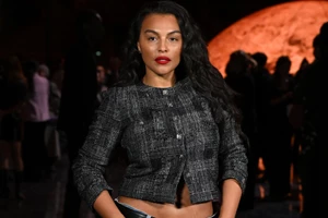 Γούνινο καπέλο και κασκόλ | Τα μοντέρνα looks που θα σε πείσουν να φορέσεις τα πιο ζεστά αξεσουάρ