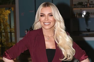 Αυτό το μαύρο midi και σατινέ φόρεμα κοστίζει 29,95 ευρώ και θα γίνει το αγαπημένο σου staple για επίσημες εμφανίσεις