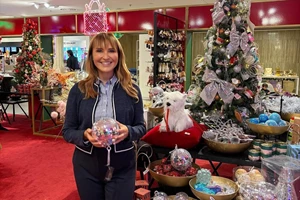 Μάρα Ζαχαρέα | Με denim σύνολο στην πιο διαδραστική έκθεση της Αθήνας - εικόνα 2