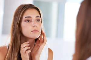 Τα game changing tips που χρειάζεσαι για να μένει σταθερό το concealer