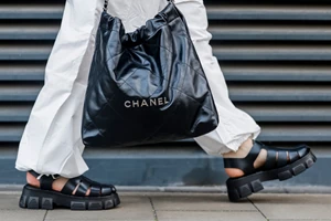 Αυτά τα μαύρα πέδιλα από τη Zara κοστίζουν μόλις 22,99 ευρώ και ταιριάζουν με όλα σου τα ανοιξιάτικα και καλοκαιρινά outfits