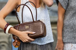 Sheer-Tights Manicure | Η "σκοτεινή" γοητεία του διάφανου καλσόν στα νύχια σου