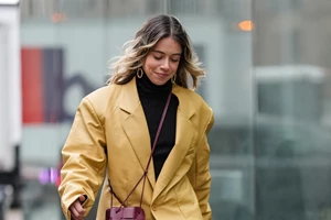 Ζέτα Μακρυπούλια | Με στιλάτη τσάντα από τη Zara σε βραδινή έξοδο - εικόνα 2