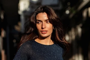 Τόνια Σωτηροπούλου | Σου δείχνει πώς να φορέσεις τα basic tops από κασμίρ στην καθημερινότητά σου