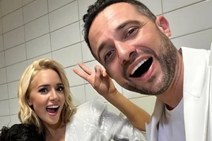 Η Μαριέττα Χρουσαλά και ο Λέων Πατίτσας με total white looks στην πιο #couplegoals φωτογραφία