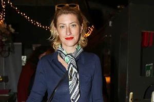 Σία Κοσιώνη | Η εμφάνισή της στην Ουάσιγκτον με στιλάτο military jacket Ελληνίδας σχεδιάστριας - εικόνα 2