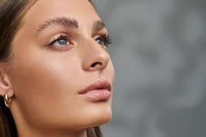 Το πιο έξυπνο trick για να αφαιρείς εύκολα την αδιάβροχη mascara - εικόνα 2