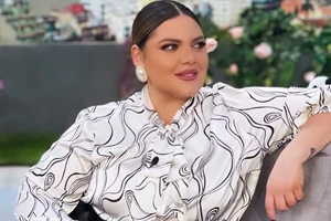 Δανάη Μπάρκα | Το σύνολό της αποδεικνύει ότι ένα bow shirt είναι το ιδανικό κομμάτι για να συνδυάσεις με ένα δερμάτινο παντελόνι