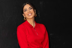 Σταματίνα Τσιμτσιλή | Με φούστα από τη Massimo Dutti στο χρώμα και την υφή που χρειάζεσαι για την άνοιξη