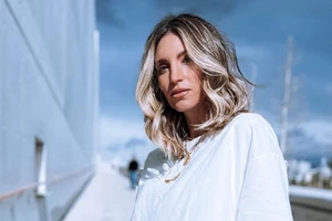 Αναρωτιέσαι τι θα φορέσεις στην Ανάσταση; Το κοστούμι της Ζέτας Μακρυπούλια θα σε ενθουσιάσει